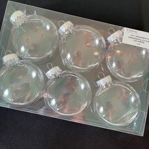 Artminds "6 piece set of plastic ornaments"
